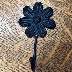 🌸$5 with bundle 🌸Vintage style flower shape cast iron wall hook🌸